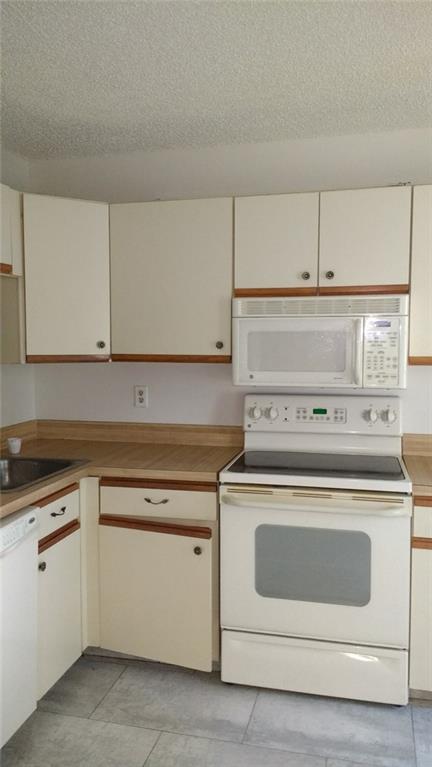 GOLDEN RAINTREE - Residential