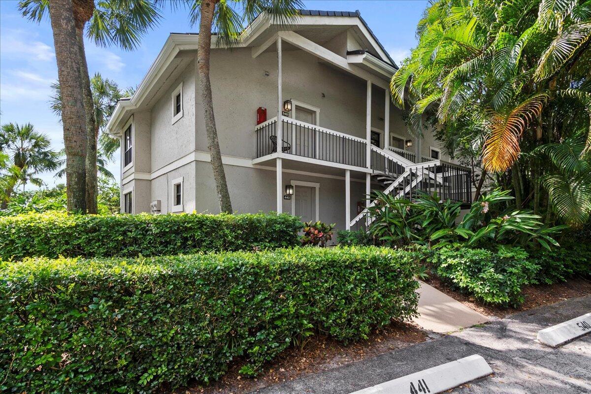 Beautiful 2nd floor studio unit complete with high ceilings, washer/dryer and kitchenette, the perfect spot for season! Nestled in prestigious Palm Beach Polo, 10 minutes from all equestrian venues, 15 minutes from PBI, and the high speed passenger train station is about 15 minutes. The perfect location! Fully Furnished Sumer Rental.