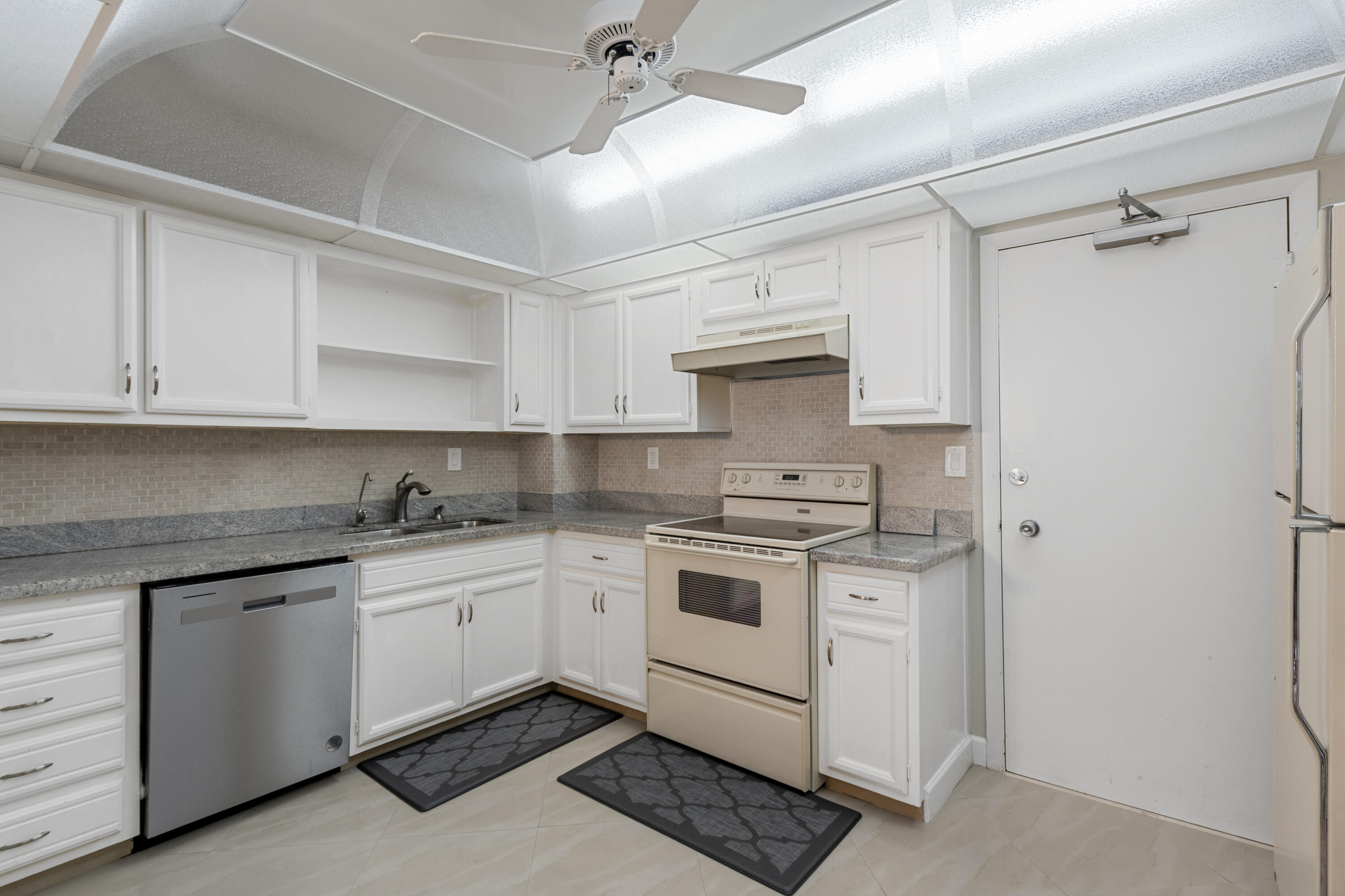 REGENCY TOWER CONDO - Residential