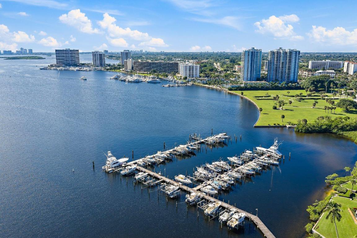 TWELVE OAKS - Residential