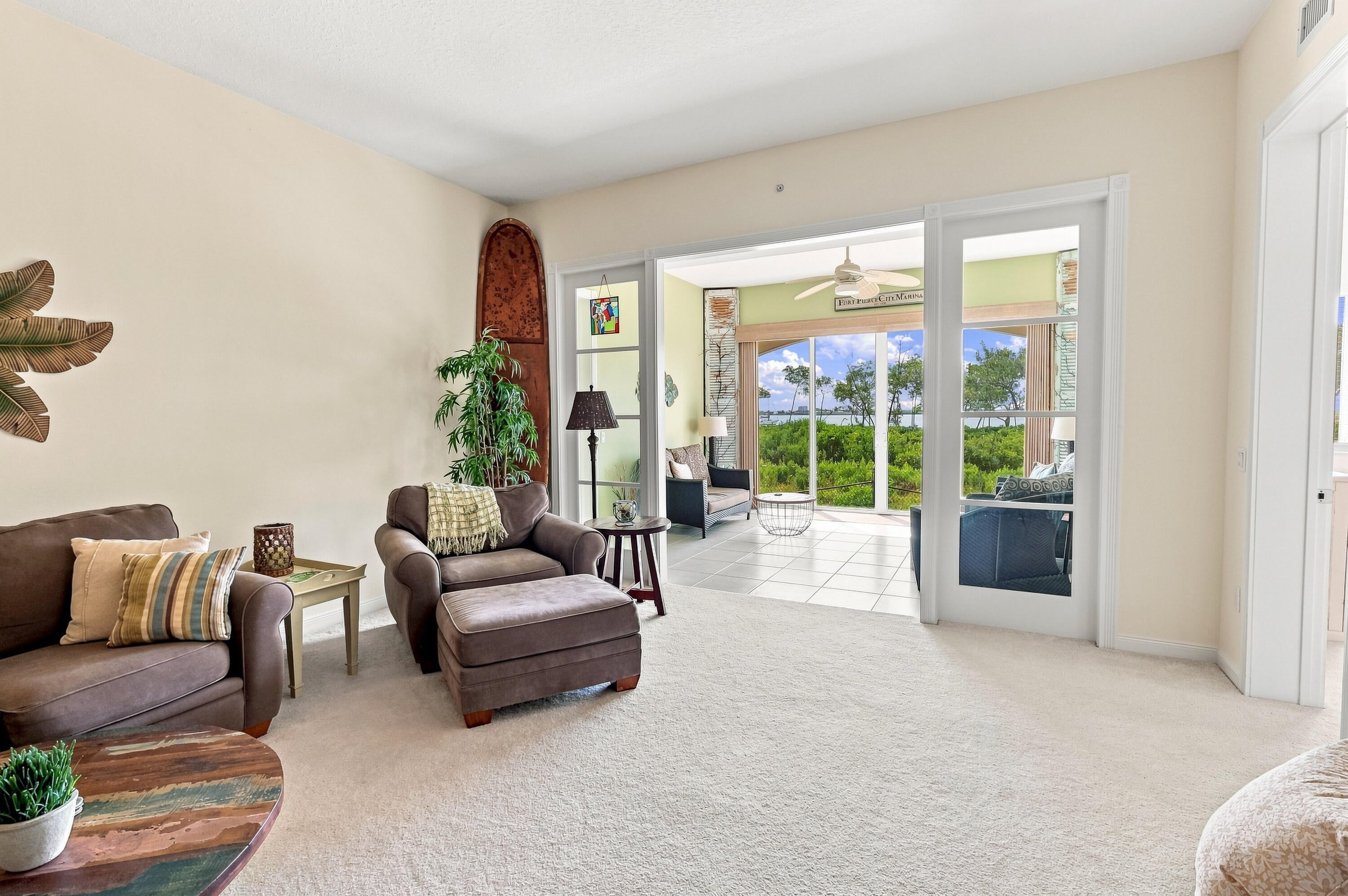 26 HARBOUR ISLE Drive W 102