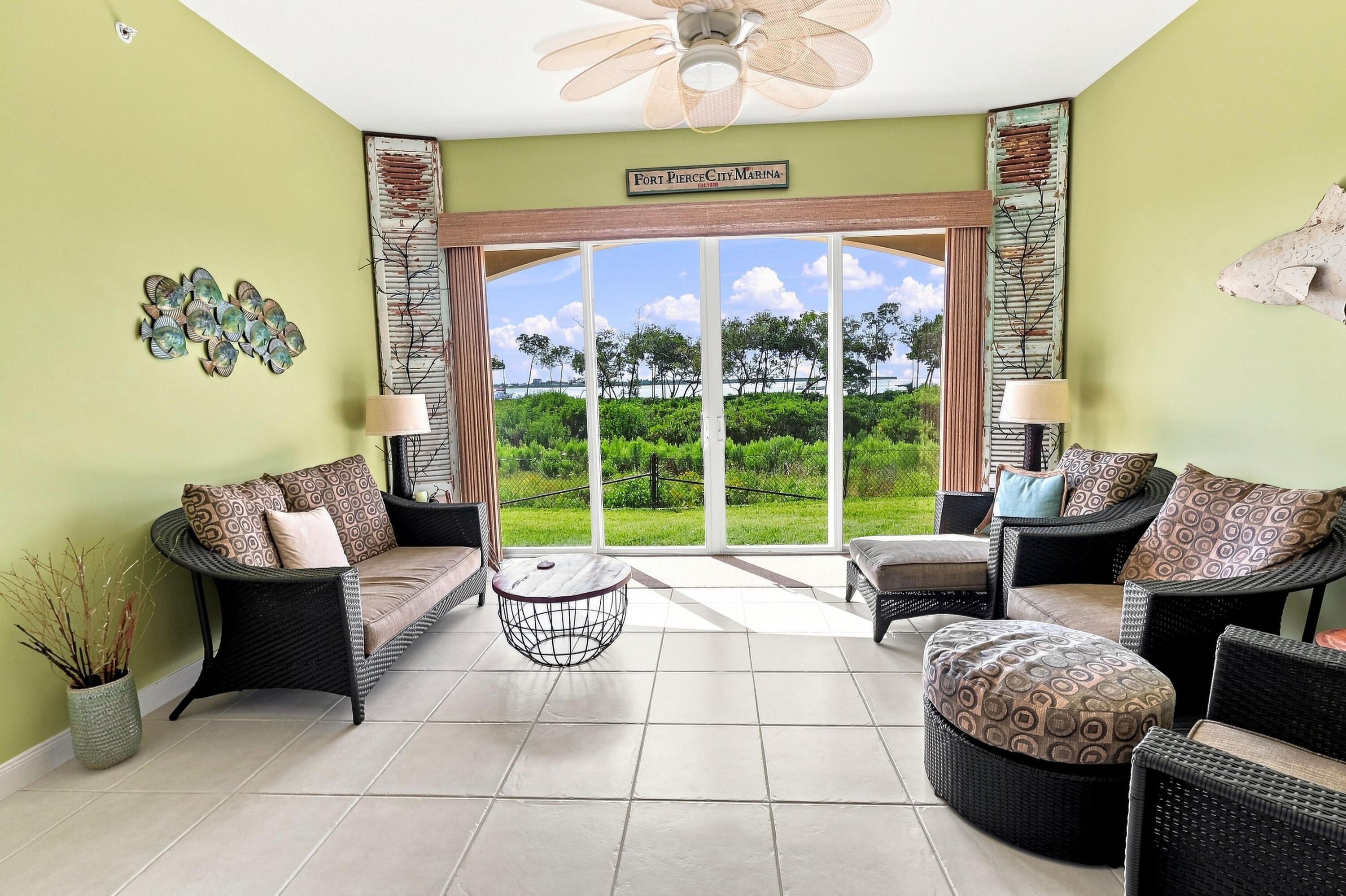26 HARBOUR ISLE Drive W 102