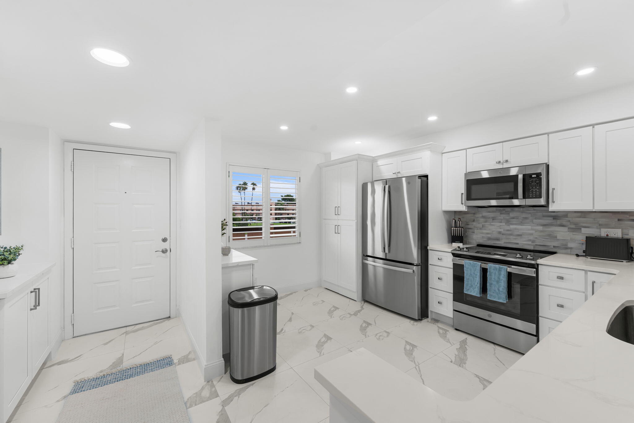HUNTINGTON LAKES SECTION TWO CONDS 10,11,12,14 THR - Residential Lease