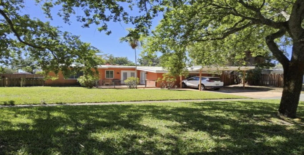Photo of 1101 E Country Club Circle, Plantation, FL 33317 (MLS # B26038195)