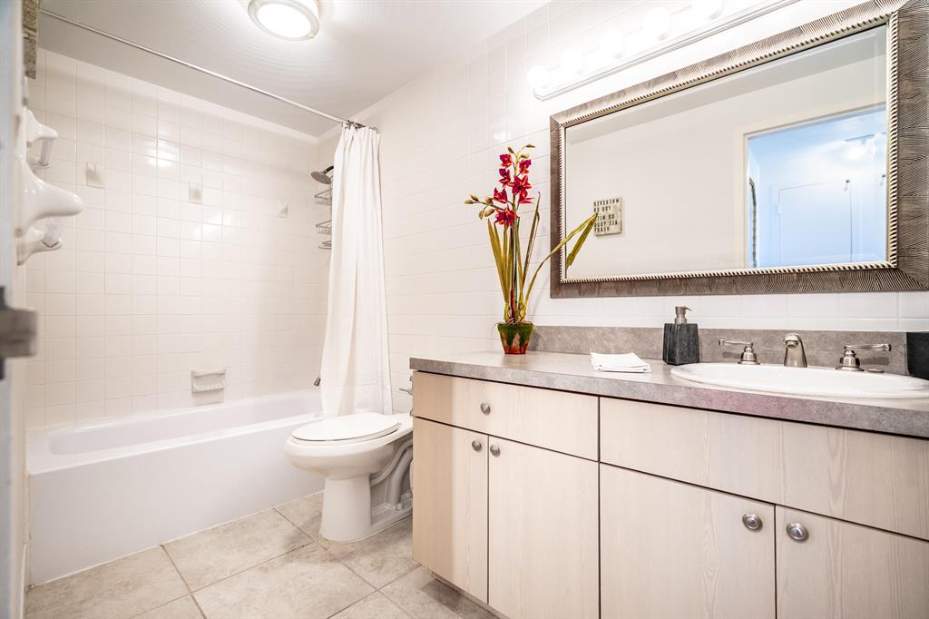 LA FONTANA APTS OF PALM BEACH INC - Residential