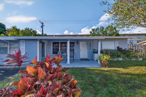 Photo of 1211 NE 35th Street, Pompano Beach, FL 33064 (MLS # B26019609)