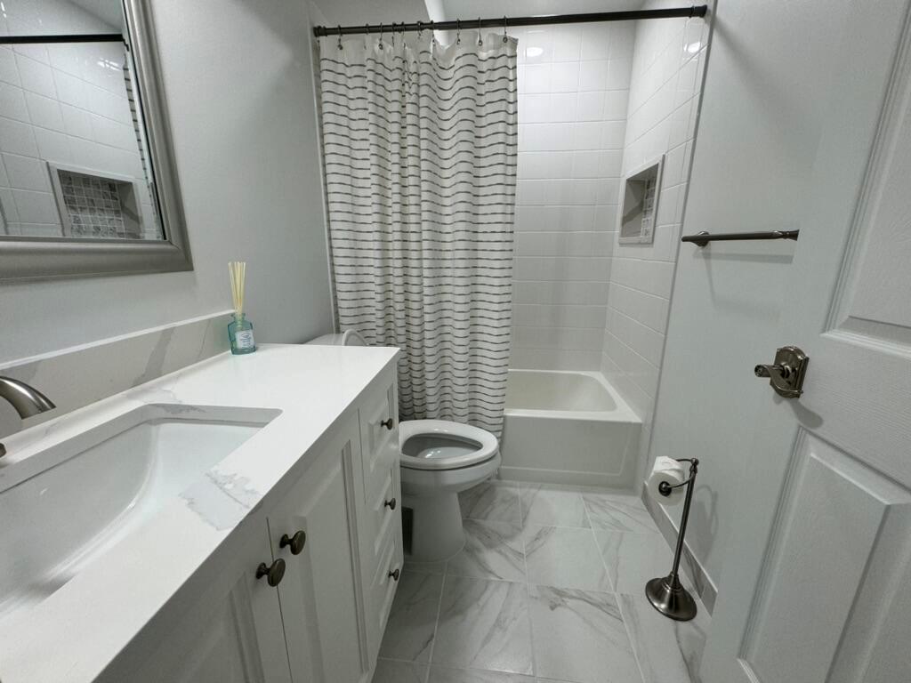 VILLAGES OF ORIOLE DEAUVILLE CONDO - Residential Lease