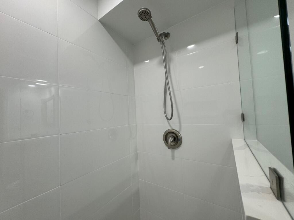 VILLAGES OF ORIOLE DEAUVILLE CONDO - Residential Lease