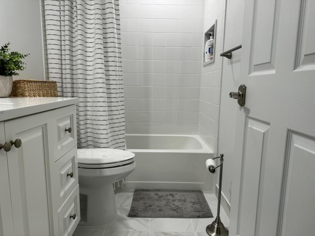 VILLAGES OF ORIOLE DEAUVILLE CONDO - Residential Lease