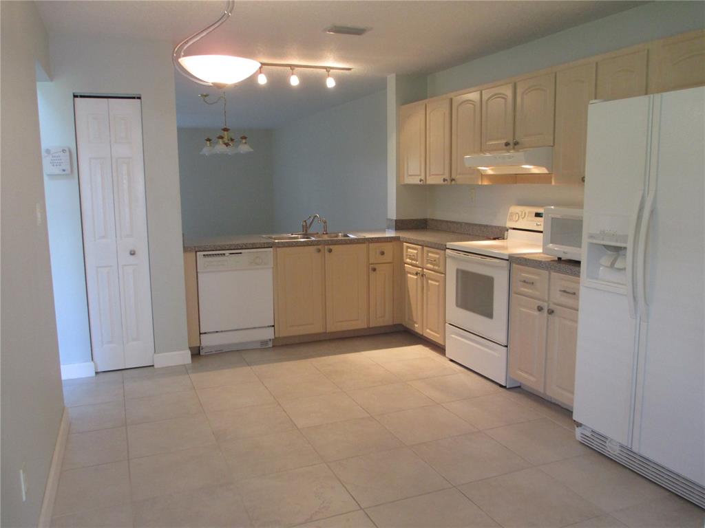 BANYAN LAKES - Residential