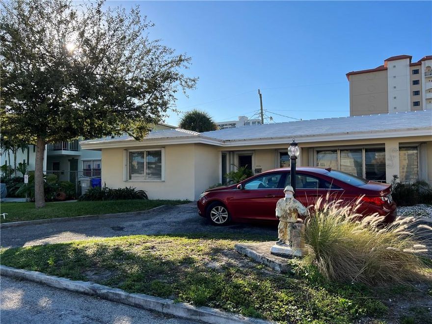 UNF EFFICIENCY.RAPID APPROVAL WITH 700 CREDIT SCORES. CREAMIC TILE FLOORS. CLOSE TO BEACH, RESTAURANTS AND SHOPPING. WALKING DISTANCE TO THE BEACH