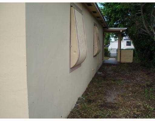 WHISPERING PALMS PL - Residential