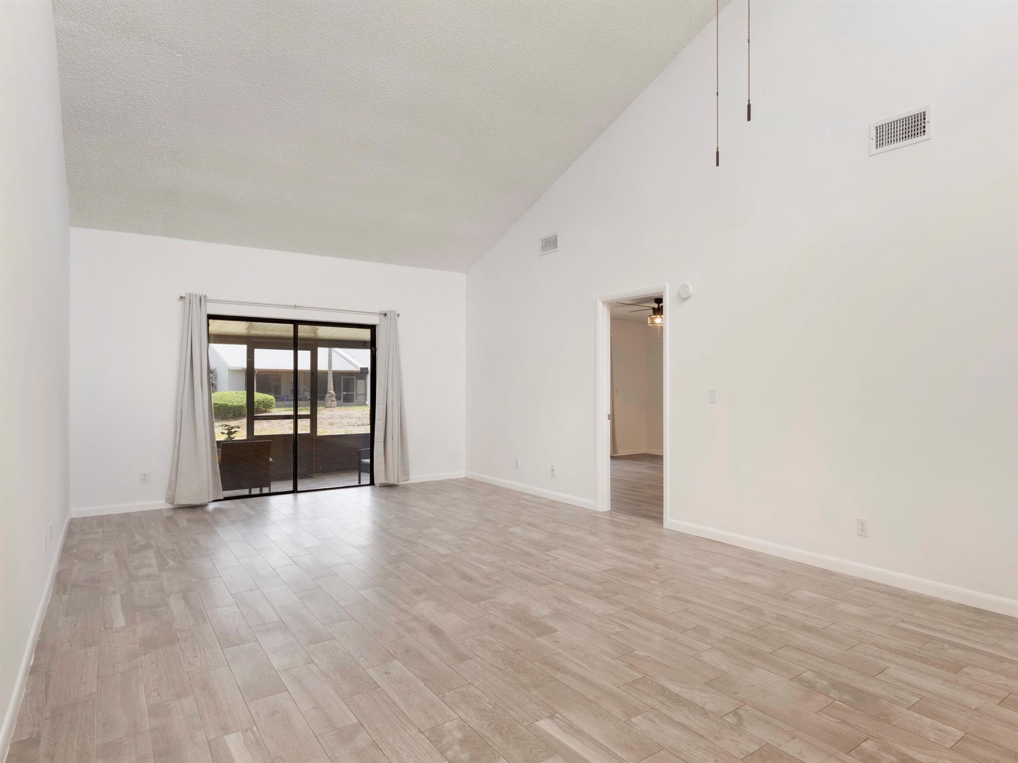 1913 Abbey Road, West Palm Beach, FL, 33415/$299,000 2 1913 Abbey Road