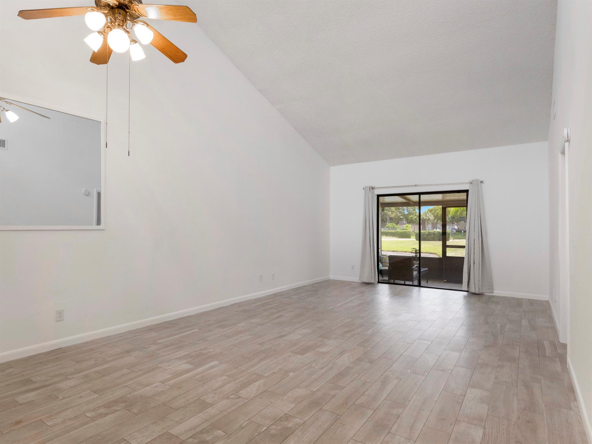 1913 Abbey Road, West Palm Beach, FL, 33415/$299,000 3 1913 Abbey Road