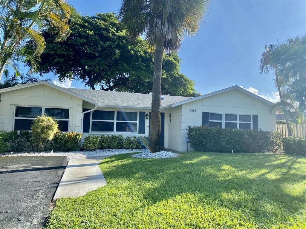 Photo of 558 Ivy Avenue, Palm Beach Gardens, FL 33410 (MLS # R10752089)