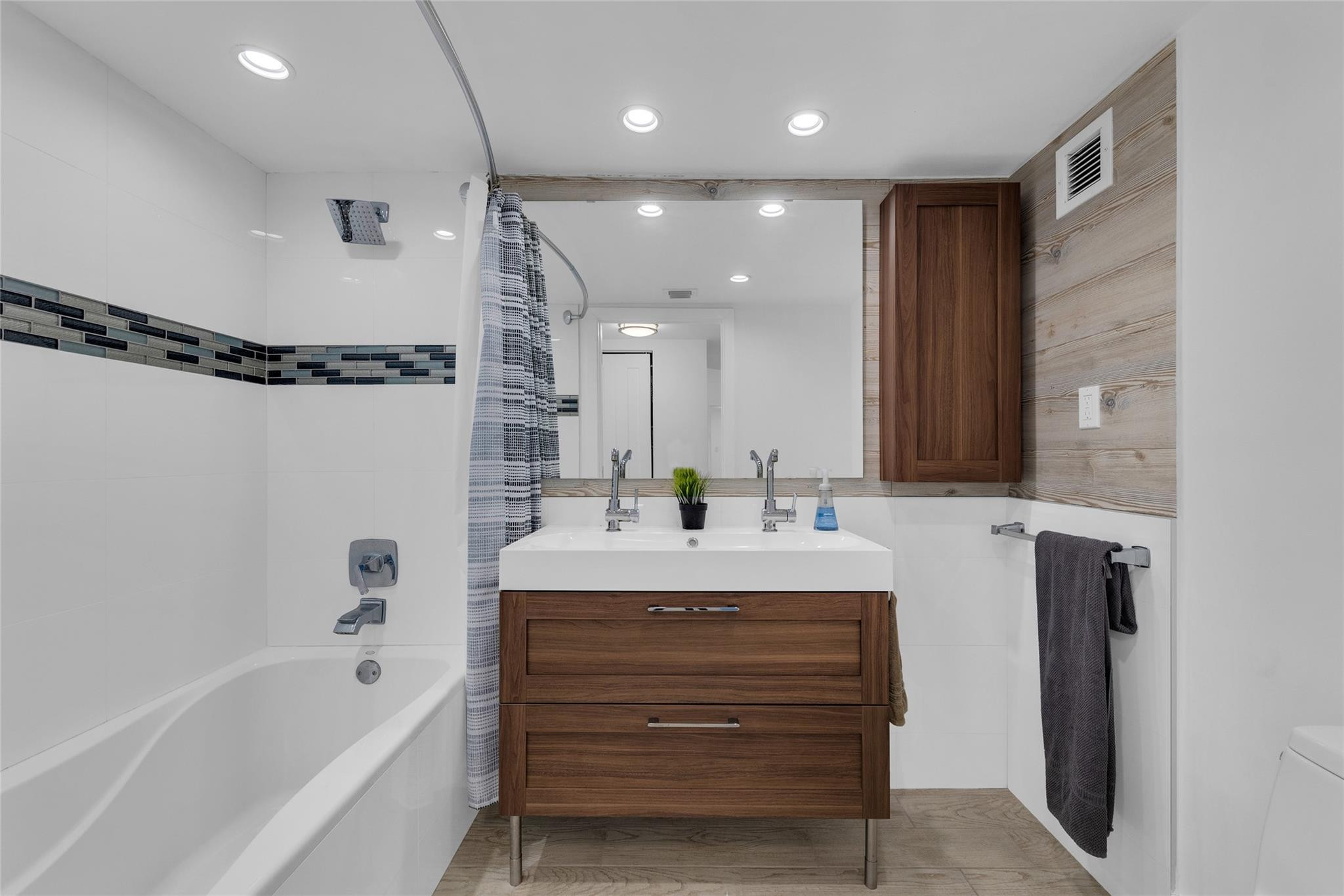 POINT OF AMERICAS - Residential