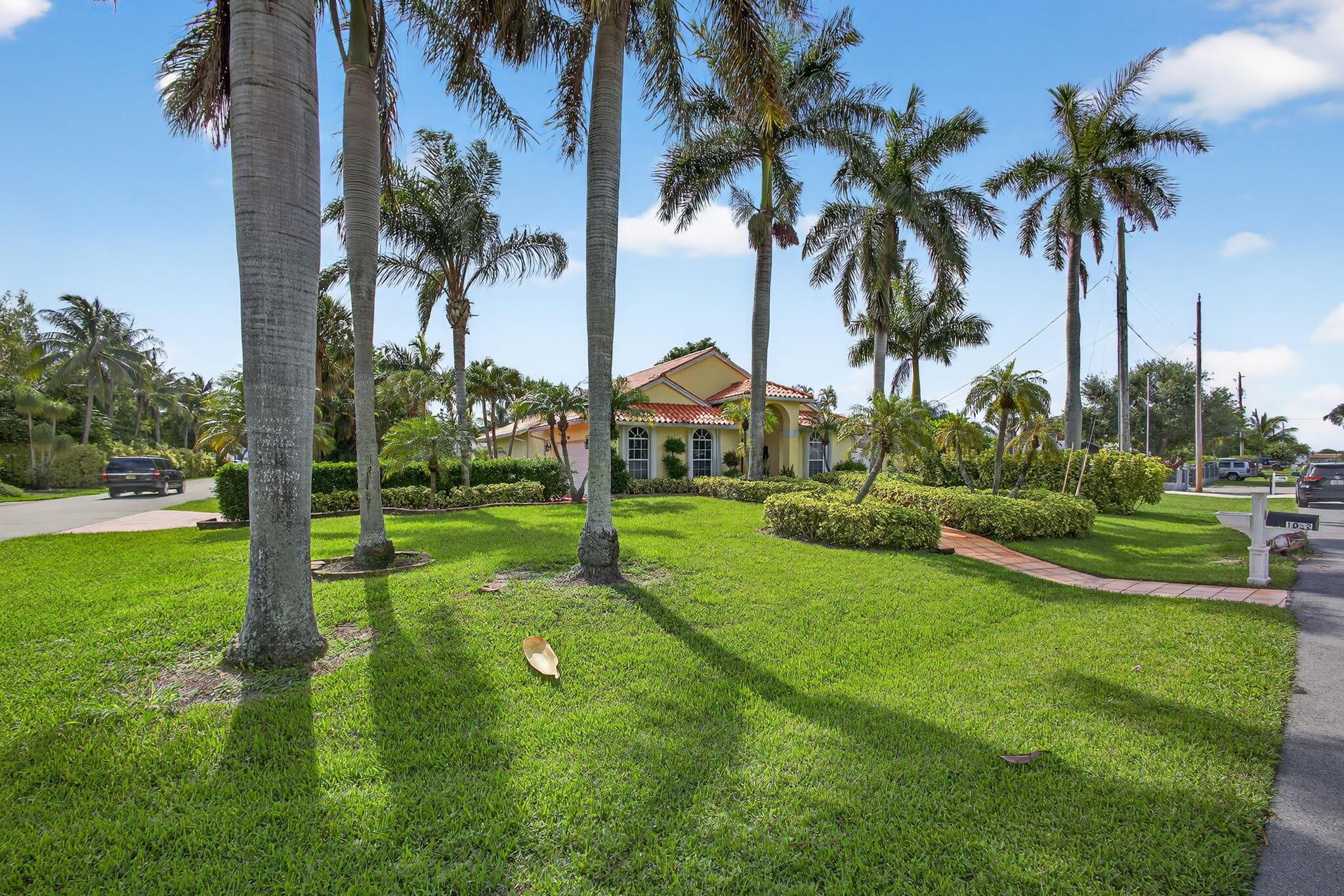 1052 W Shore Drive, West Palm Beach, FL, 33406/$674,900 4 1052 W Shore Drive