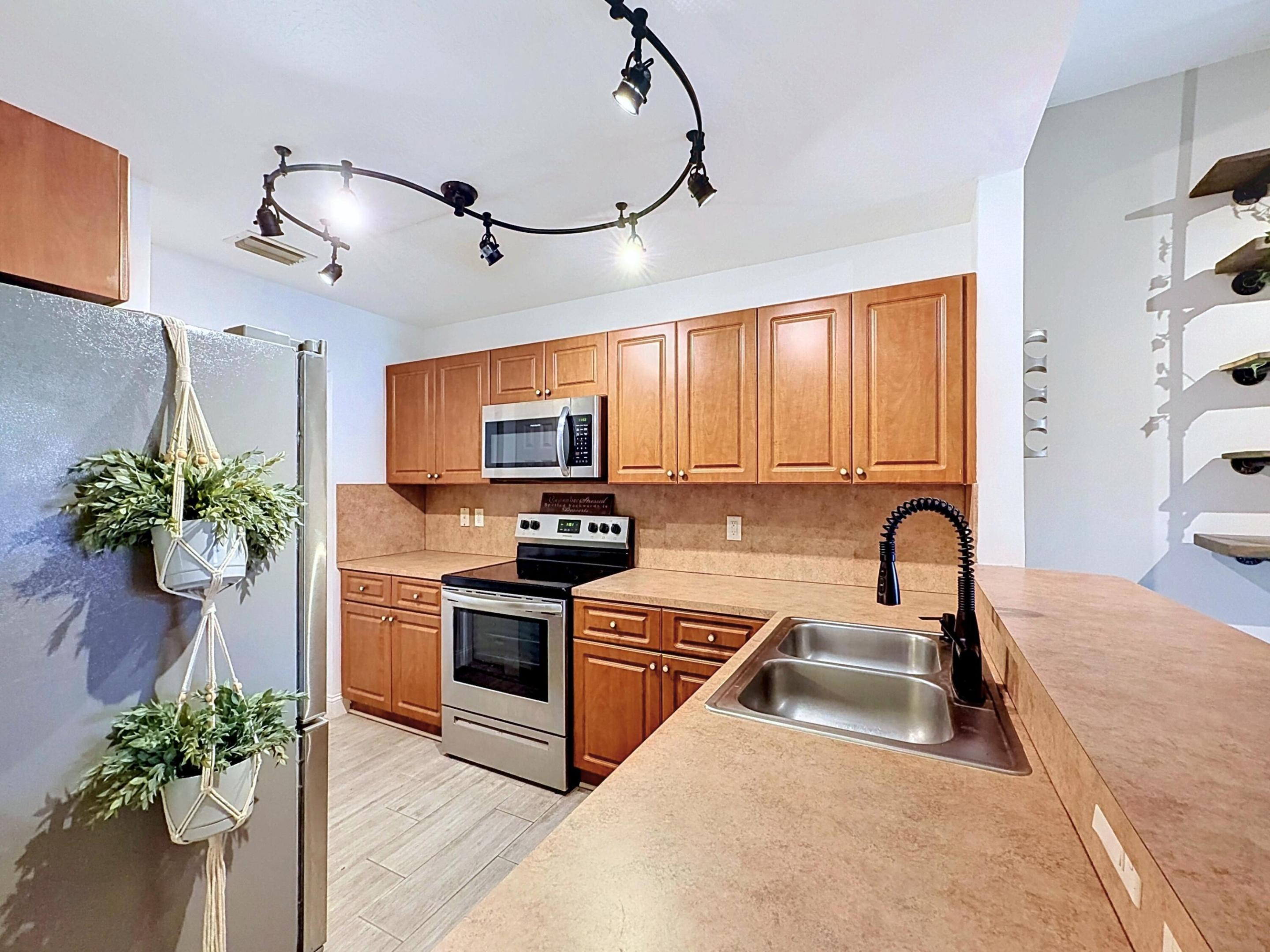 THE VILLAS AT HARBOR ISLES - Residential