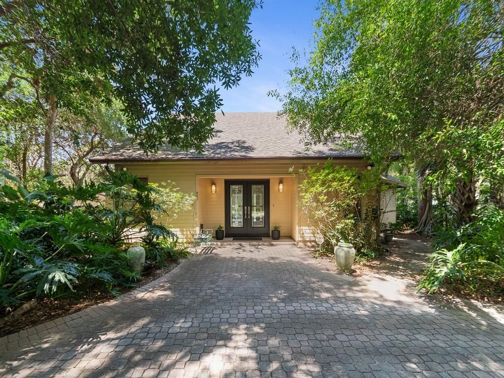 Photo of 407 43rd Avenue SW, Vero Beach, FL 32968 (MLS # B26018577)