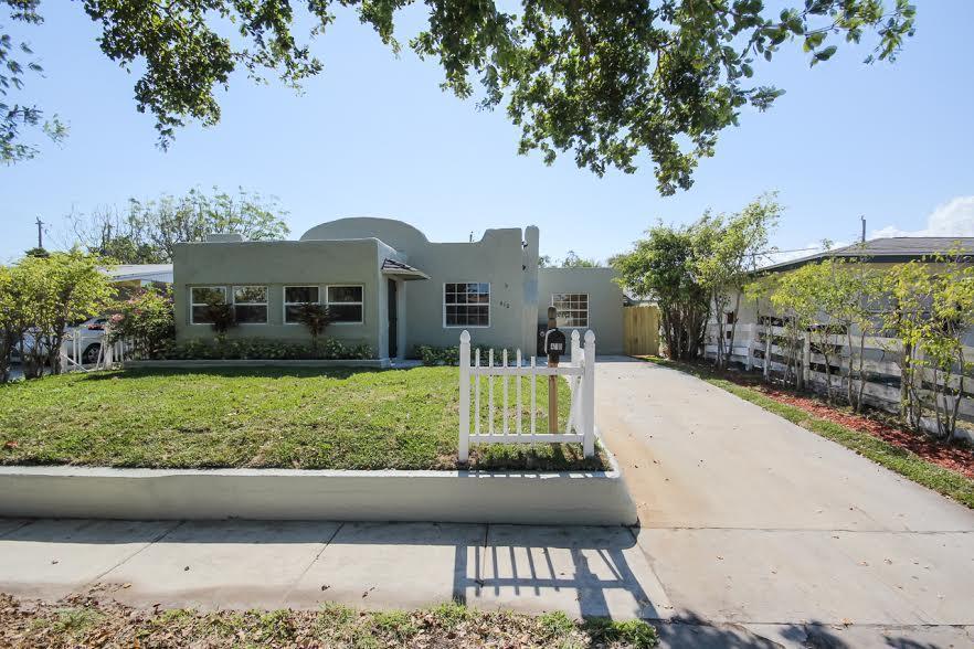 Charming 3 bedroom, 2 bath home which has been renovated with updated baths, kitchen and all stainless appliances. Florida room has beenconverted to a bedroom perfect for guest room den or office. Features include a fenced backyard, covered patio, tile throughout and a fireplace. Don't miss this one it ont last long!