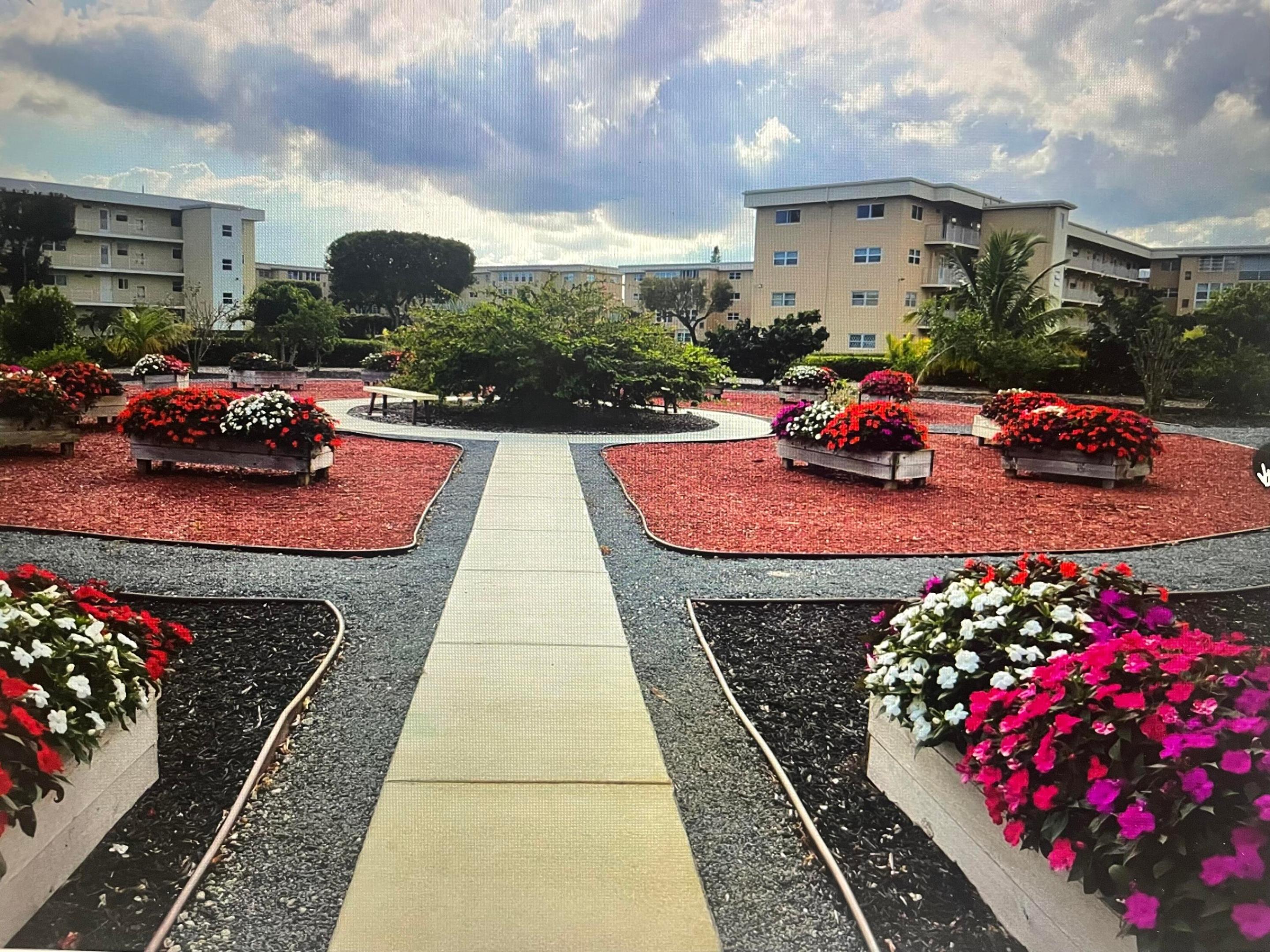 VILLAGE ROYALE GREENHILL CONDO - Residential