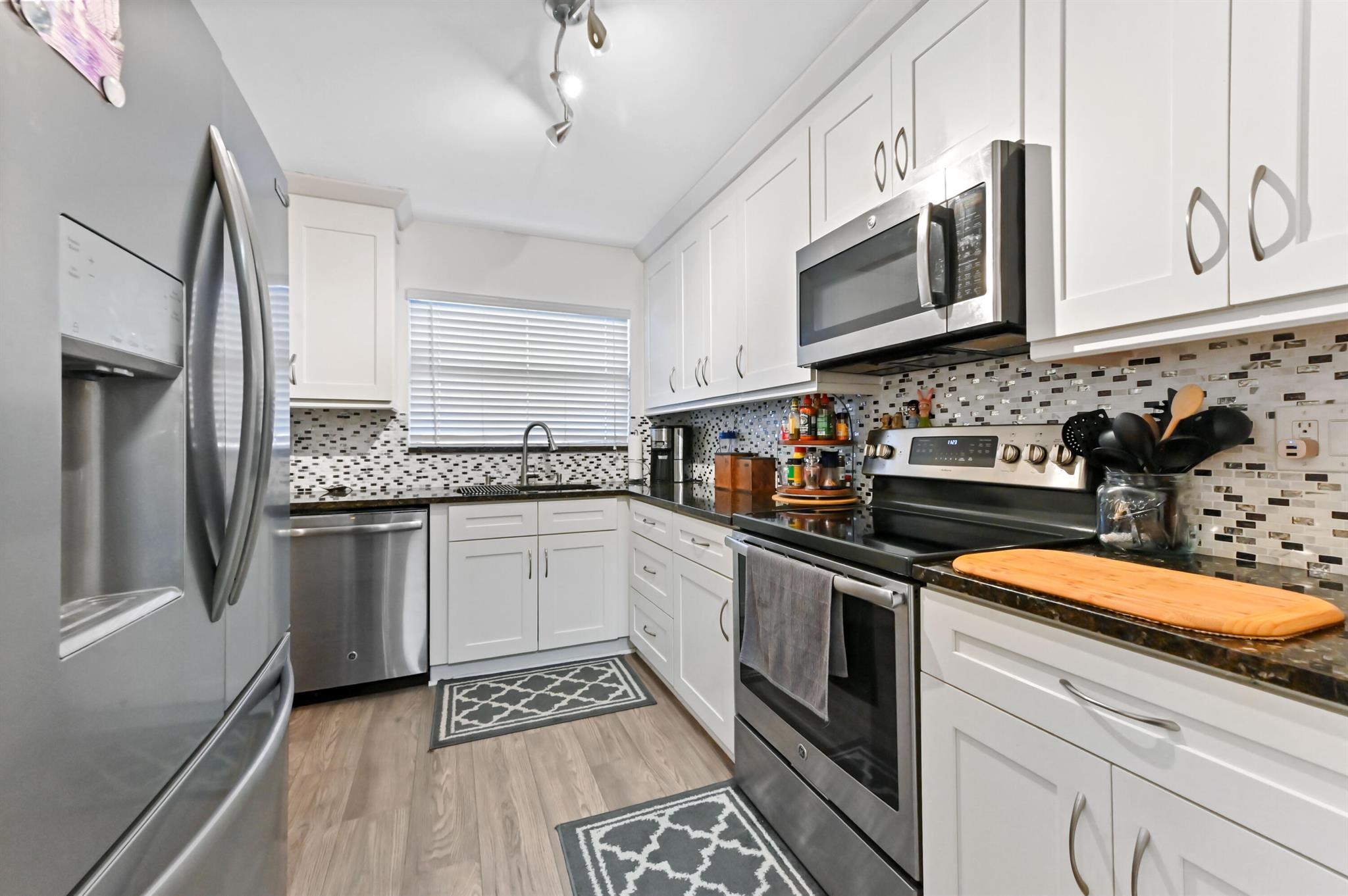 1230 SE Parkview Place D2, Stuart, FL, 34994/$299,900 4 1230 SE Parkview Place D2