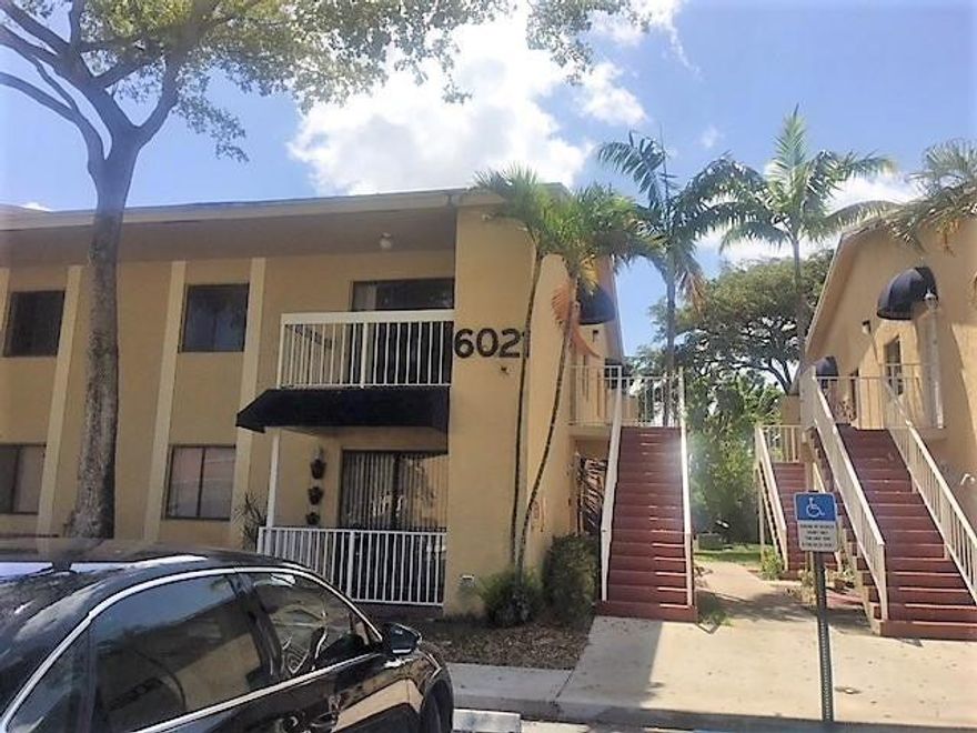 Come see this pretty condominium, located in the hearth of Greenacres, well maintained community, centrally located, this unit is ready for someone to put some personal touch. Tons of potential.