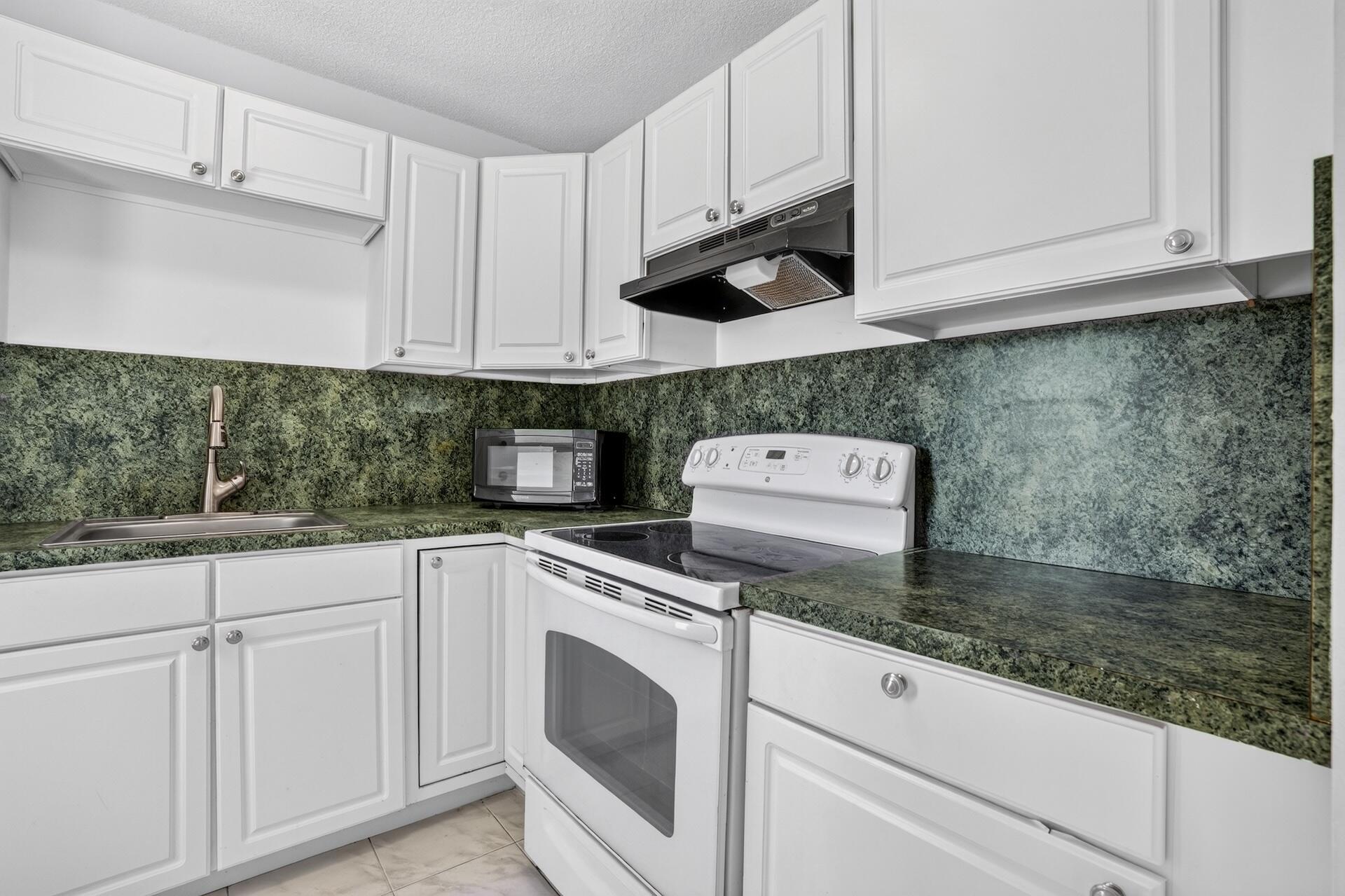 2555 NE 11th Street 404