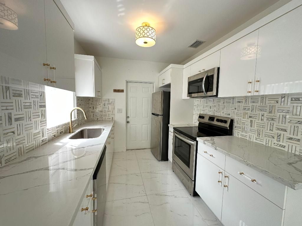 Photo of 1625 Hollywood 2 Boulevard, Hollywood, FL 33020 (MLS # R10925130)