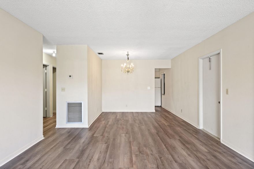 Spacious 3 bedrooms/2 bathrooms, in all Ages community, in the heart of Boynton beach, close to everything , with washer and dryer, water and cable included,large patio for afternoon tea,  community pool,.