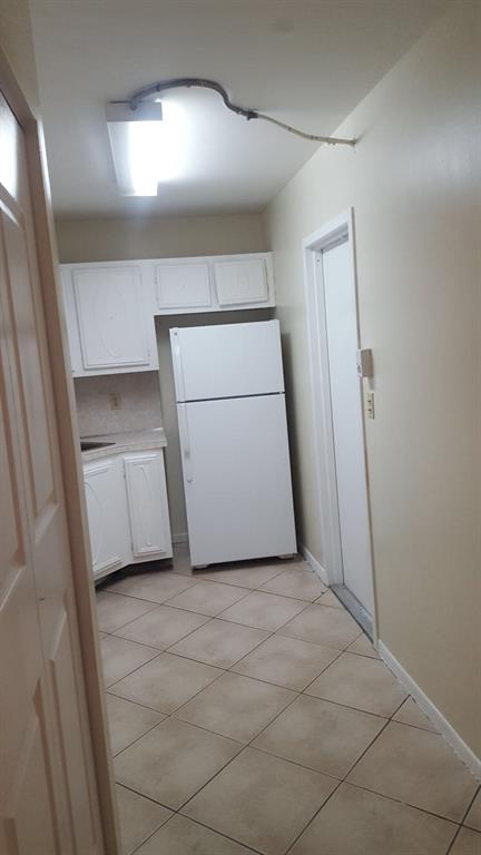 FRESHLY PAINTED 1/1 IN A BEAUTIFUL AND WELL MAINTAINED GATED COMMUNITY. LOTS OF AMENITIES SUCH AS TENNIS COURT, POOL, CLUB HOUSE, GYM AND MORE! VERY SPACIOUS. CLOSE TO MAJOR HIGHWAYS. EASY TO SHOW. LOCKBOX AT THE DOOR. PLEASE SEE SHOW ASSIST FOR MORE INFORMATION.