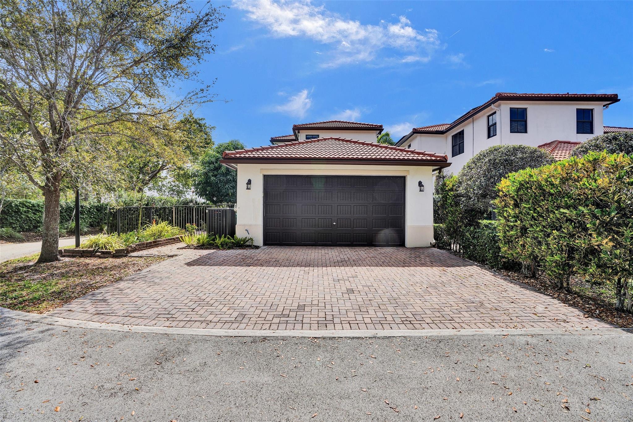 8289 NW 38th St