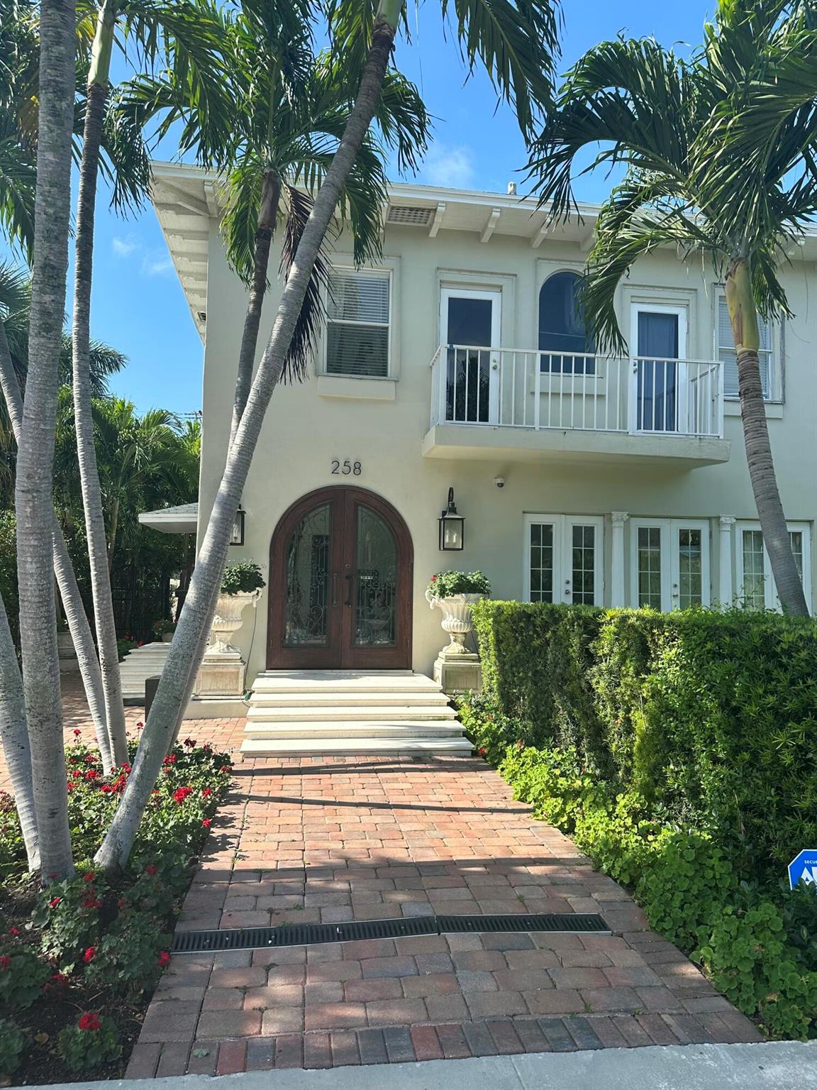 Quintessential Palm Beach Island Pied-a-terre ideally located north of town. This functional efficiency unit is perfect for the single working professional or the turn-key weekend get-away. Washer/Dryer, Central A/C, Wood Cabinetry, Balcony. Walking distance to Publix. Shopping, Restaurants, Walking Trail and Beach. On-Street Resident Parking for One Car.