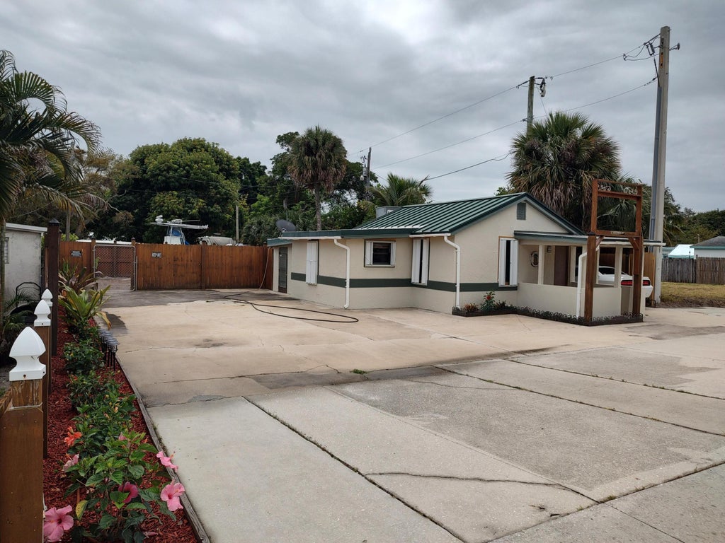 Photo of 1330 NE DIXIE Highway, Jensen Beach, FL 34957 (MLS # B26078984)
