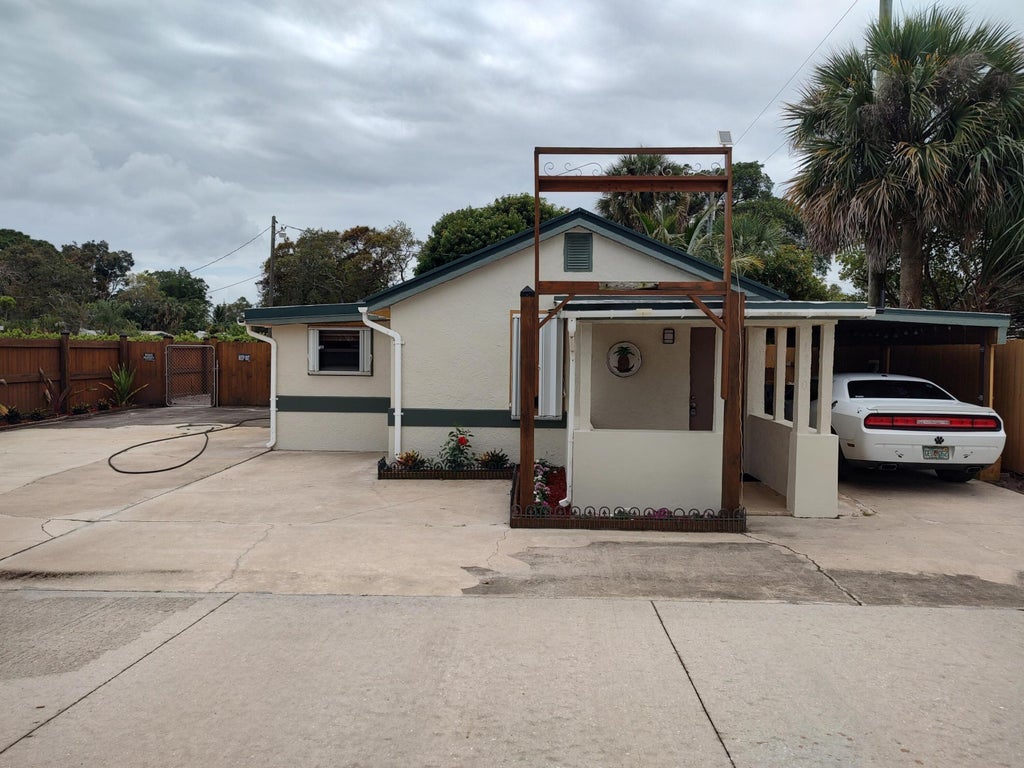 Photo of 1330 NE DIXIE Highway, Jensen Beach, FL 34957 (MLS # B26078984)