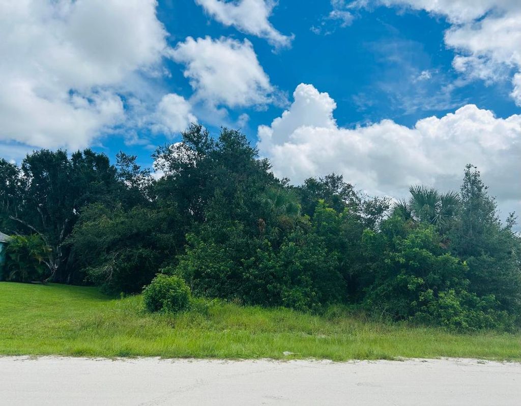 Photo of 8536 96th Ct, Vero Beach, FL 32967 (MLS # R11123444)