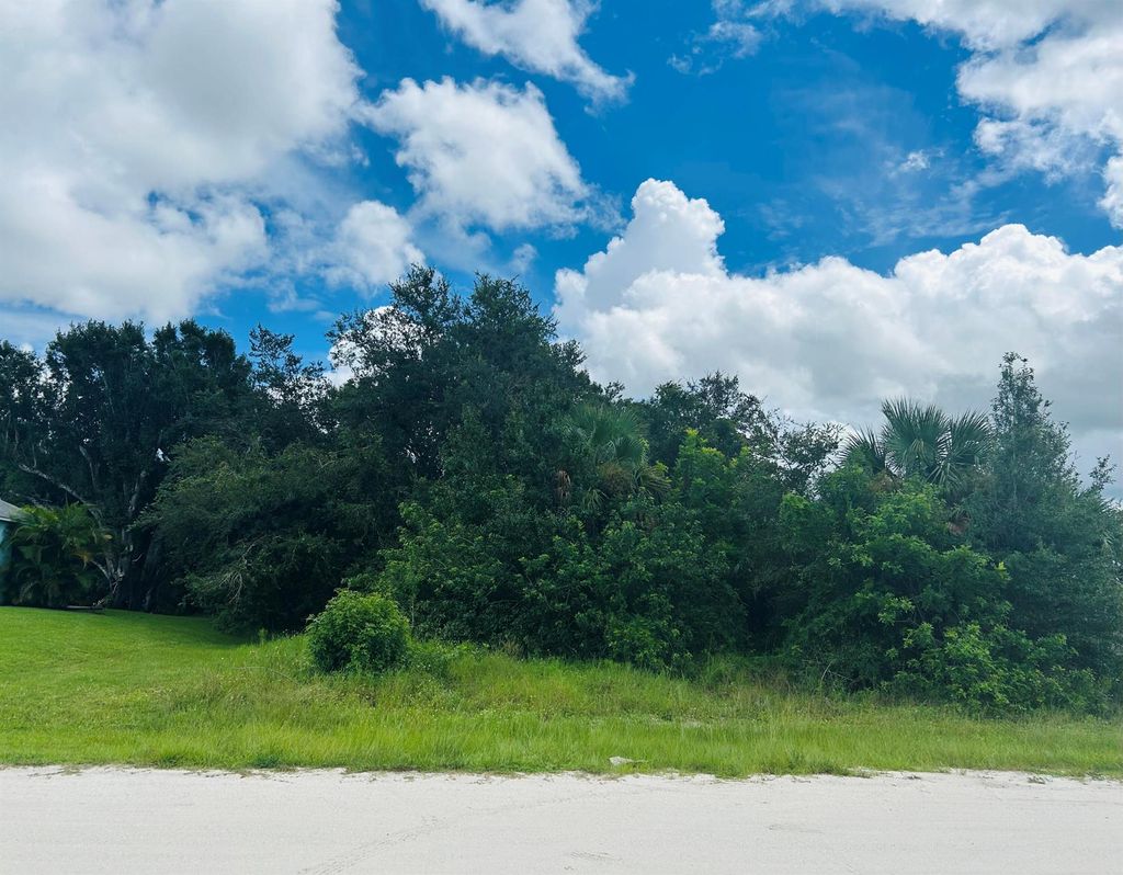 Photo of 8536 96th Ct, Vero Beach, FL 32967 (MLS # R11123444)