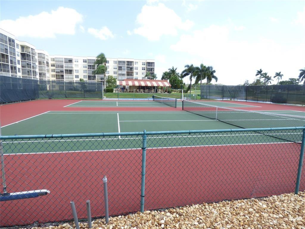 HOLLYBROOK GOLF & TENNIS - Residential
