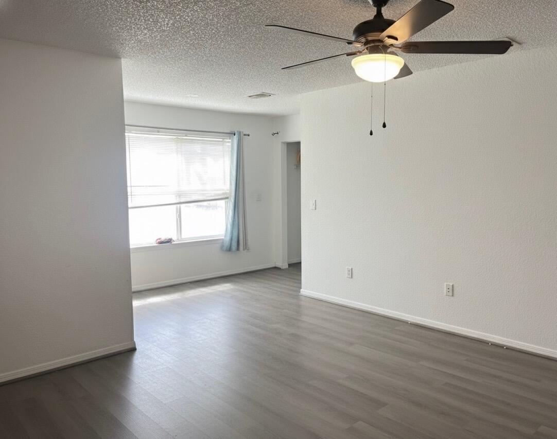 2 Bedroom, 1 Bathroom unit in the heart of Margate! New flooring throughout this beautiful END UNIT!Great location! No rental restrictions, great opportunity for investors! Tenant currently in place till June 2026