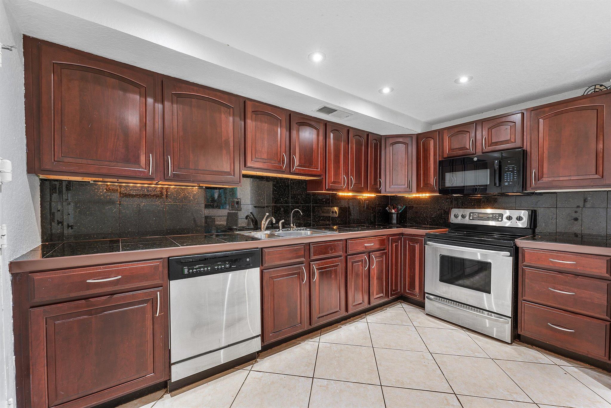 ALLINGTON TOWERS CONDO - Residential