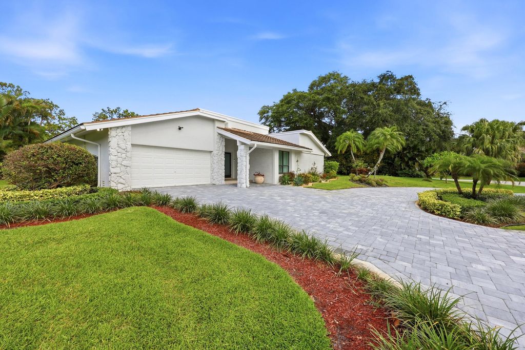 Photo of 624 W Lakewoode Circle W, Delray Beach, FL 33445 (MLS # B26048632)