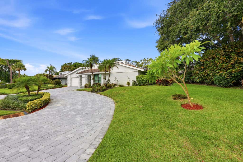 Photo of 624 W Lakewoode Circle W, Delray Beach, FL 33445 (MLS # B26048632)