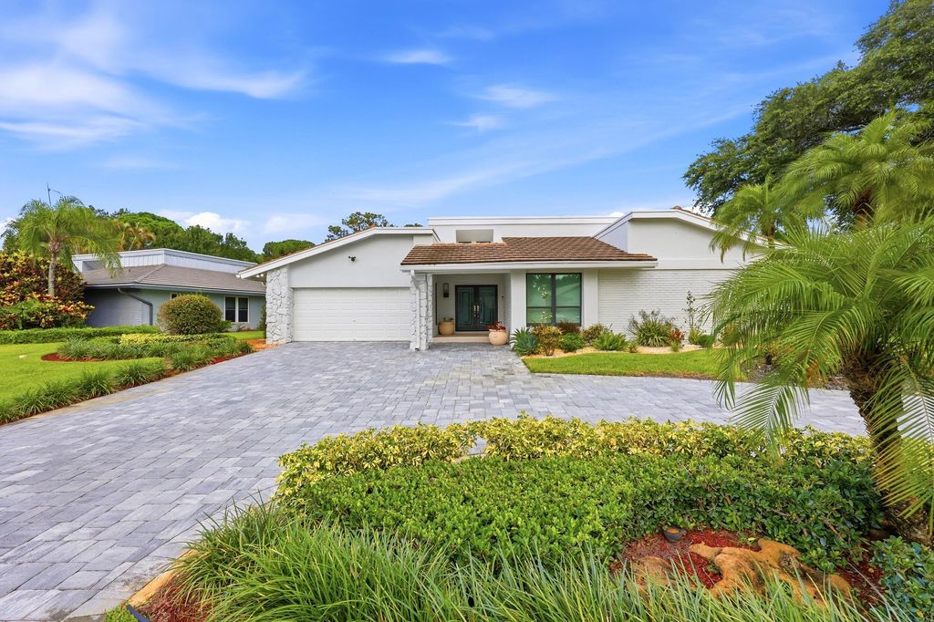 Photo of 624 W Lakewoode Circle W, Delray Beach, FL 33445 (MLS # B26048632)