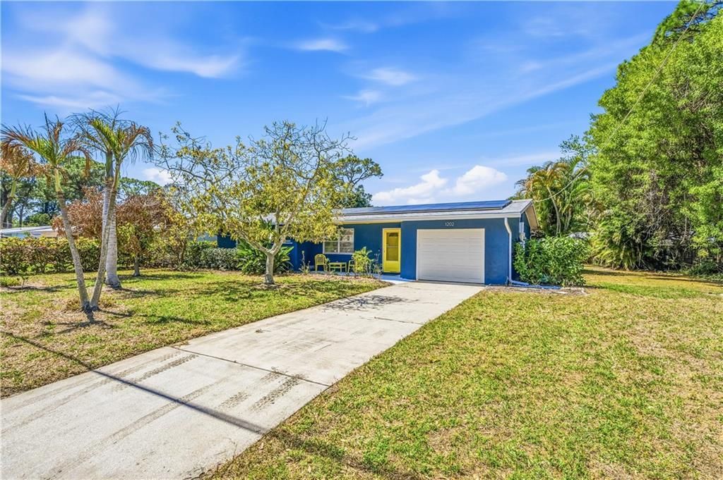 Photo of 1202 SE Madison Avenue, Stuart, FL 34996 (MLS # B26012189)