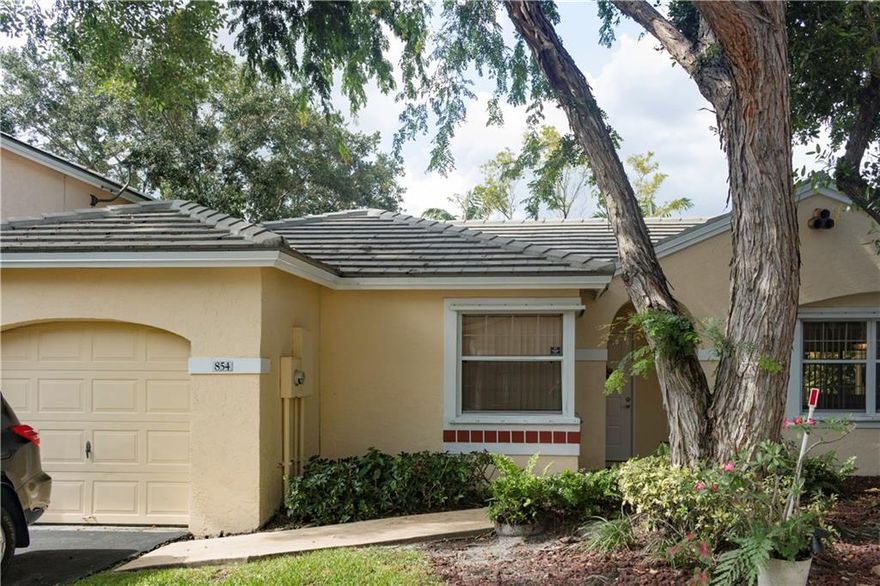 GORGEOUS 3/2 HOME WITH BEAUTIFUL VIEWS OF A BIG LAKE!  LOCATED ON A CUL DE SAC WITH ACCESS TO MANY OF THE MAJOR HIGHWAYS.    THERE IS NOTHING YOU HAVE TO DO WHEN MOVING-IN THIS PROPERTY.   FLOORS ARE  DESIGNER TILES (PLEASE NOTE PICTURES)  THE KITCHEN HAS BEEN REMODELED AND HAS AN EAT-IN KITCHEN.  LOTS OF NATURAL LIGHTING THAT SHOWS OFF THE BEAUTY OF THE HOME.  MASTER BEDROOM HAS VIEWS OF THE LAKE WITH A WALK-IN CLOSET.  THERE IS A PLACE FOR A DINING ROOM TABLE.  BATHROOMS ARE REMODELED.  WILL NOT​​‌​​​​‌​‌​​​‌‌​​​‌‌‌​​‌​​‌‌​​​​ LAST!