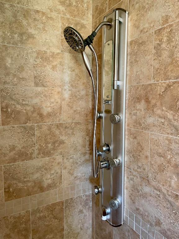 LAKESIDE DRIVE APTS INC - Residential Lease