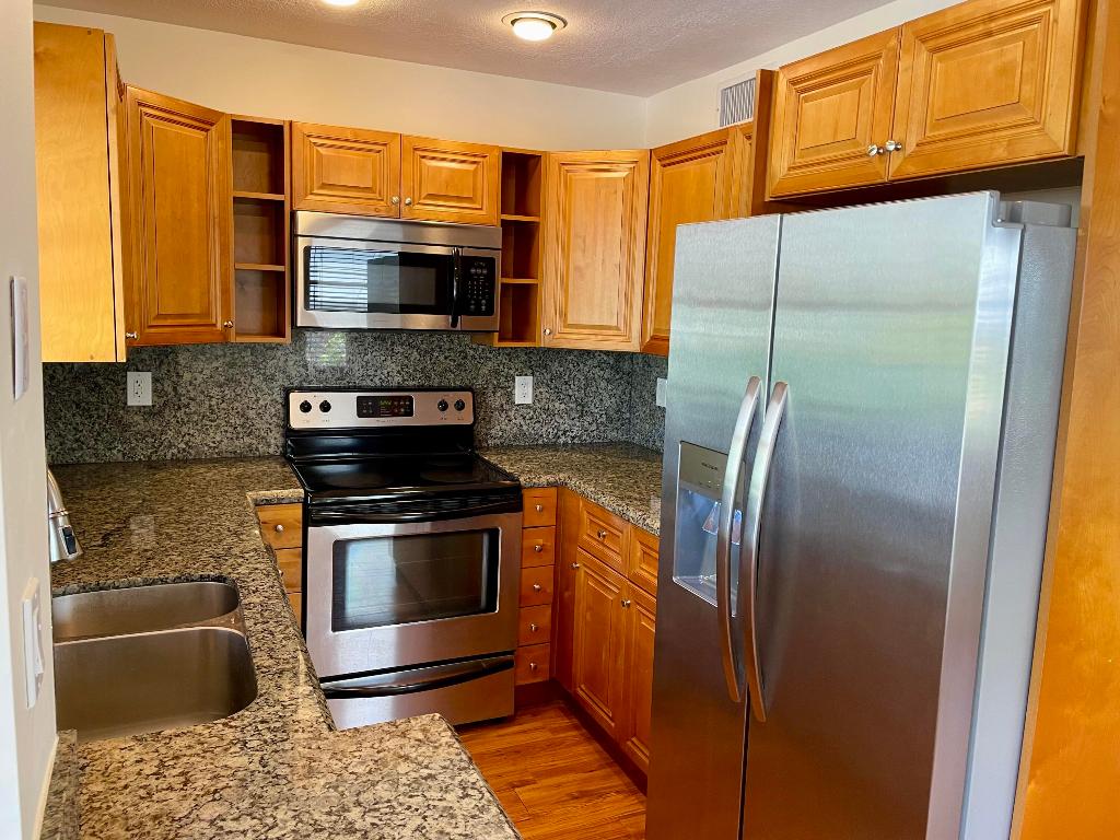 LAKESIDE DRIVE APTS INC - Residential Lease