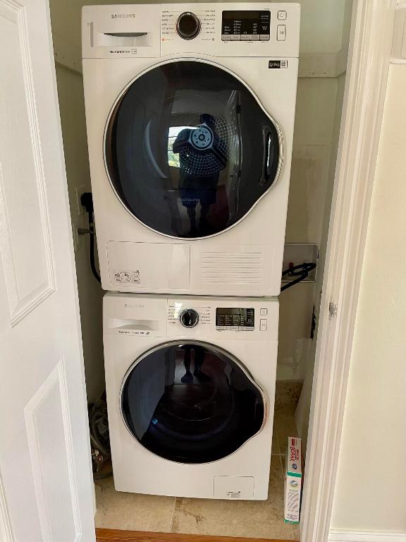 LAKESIDE DRIVE APTS INC - Residential Lease