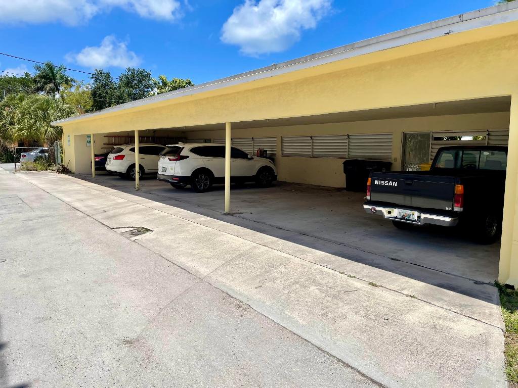 LAKESIDE DRIVE APTS INC - Residential Lease