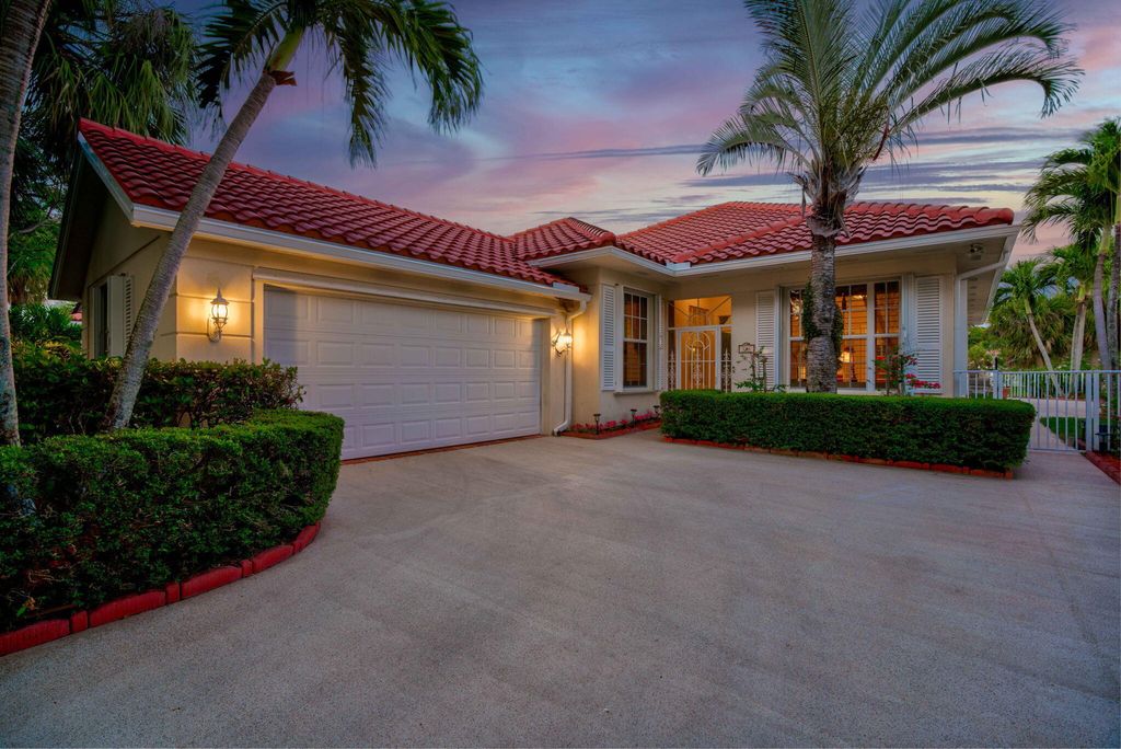 Photo of 151 E Tall Oaks Circle, Palm Beach Gardens, FL 33410 (MLS # R10974090)